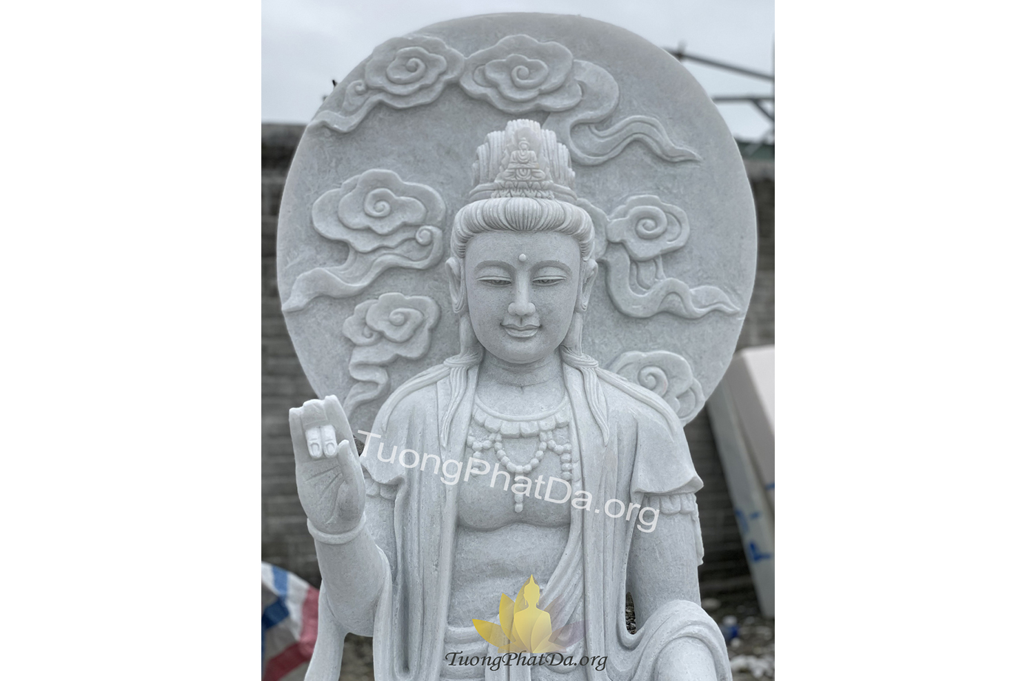 Tượng Phật Quan Âm hóa thân kết ấn tay bằng đá cẩm thạch trắng trong xanh 