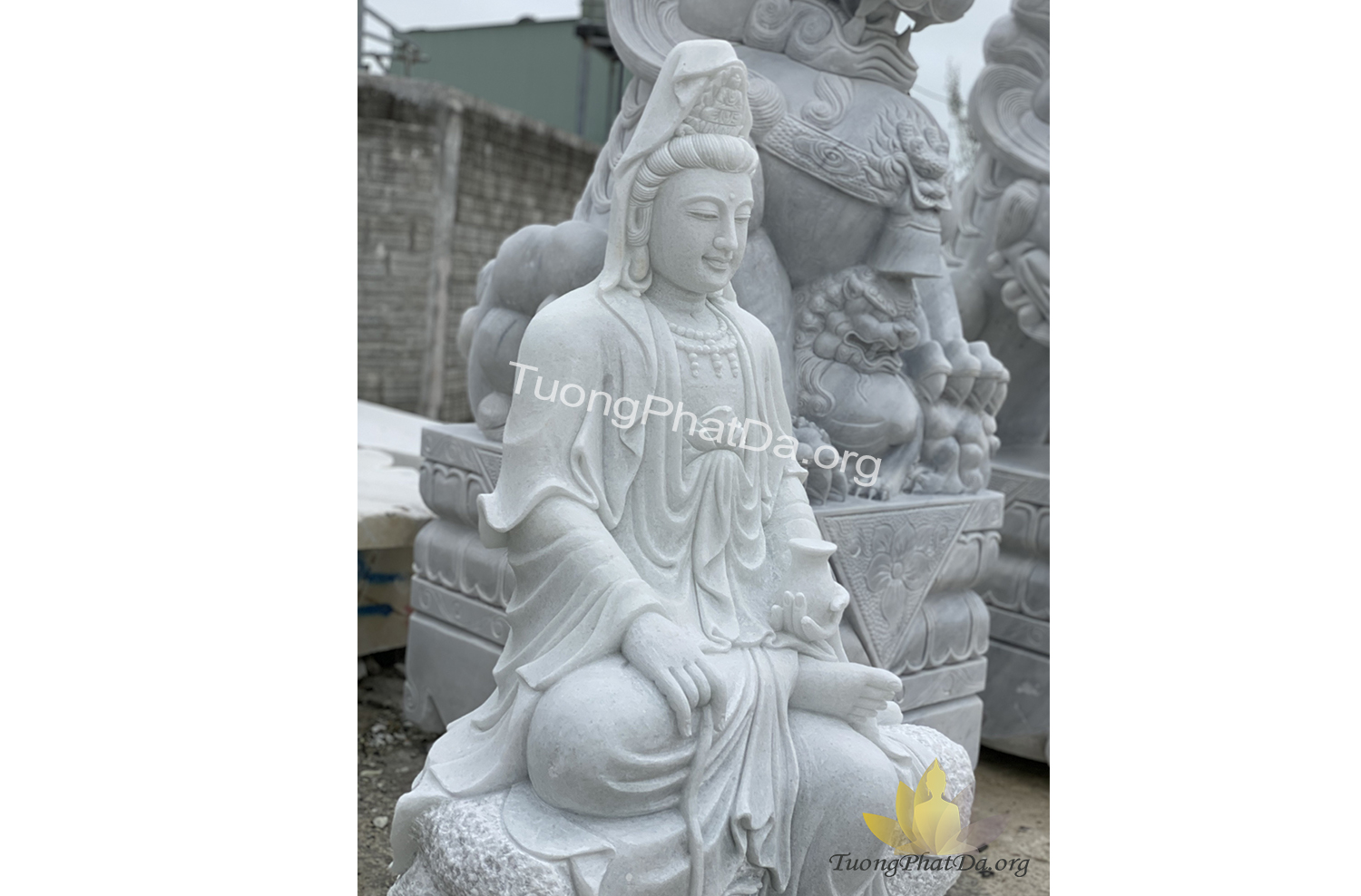 Tượng Phật Quan Âm bằng đá (hoá thân)