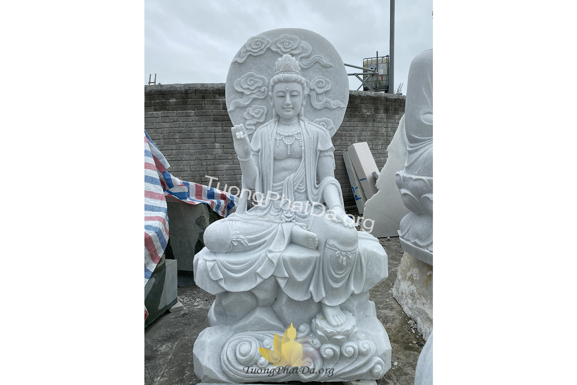 Tượng Phật Quan Âm hóa thân kết ấn tay bằng đá cẩm thạch trắng trong xanh 