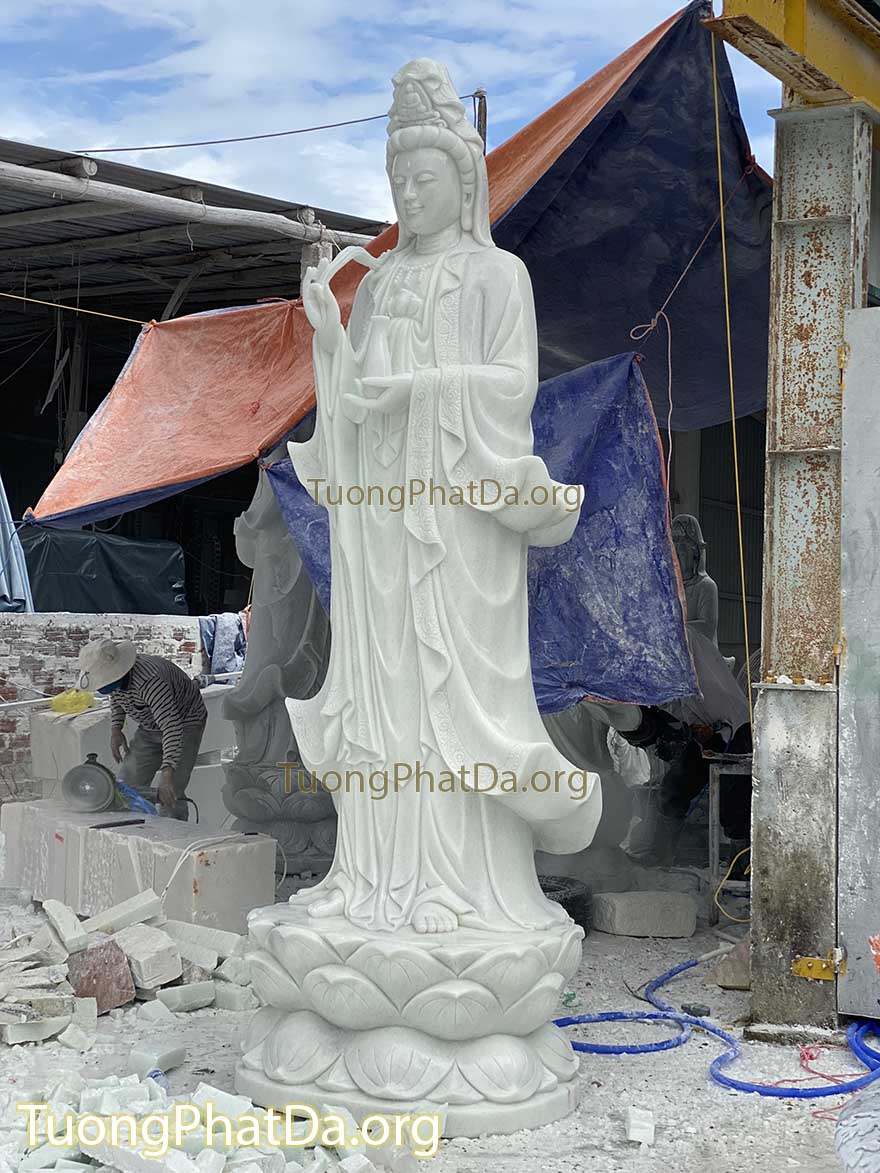 Tượng Phật Quan Âm bằng đá Non Nước