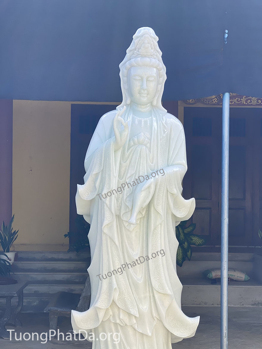Tượng Phật Quan Âm bằng đá Cẩm thạch (trắch trong xanh)